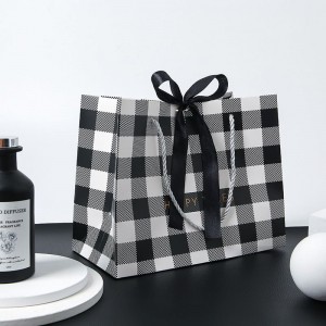 Schicke karierte Geschenktüte aus Kraftpapier